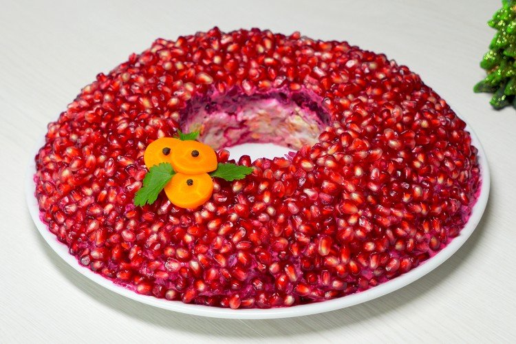 Salat „Granatarmband“ mit Hähnchen und marinierten Champignons
