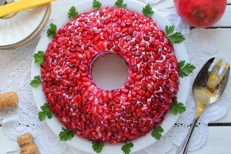 Salat „Granatarmband“ mit marinierten Zwiebeln