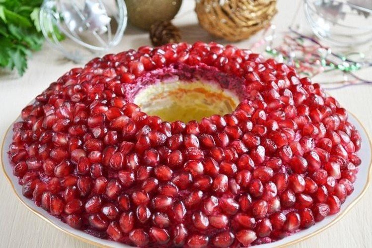 Salat „Granatarmband“ mit Pute, Hähnchen und Nüssen
