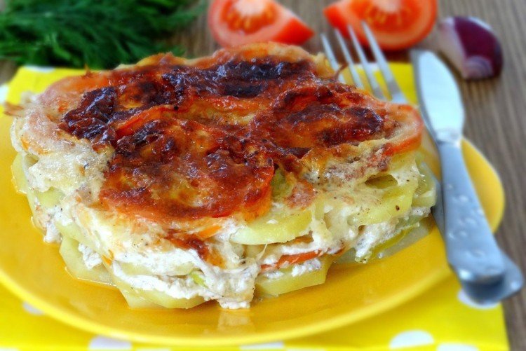 Gratinado de patatas con tomates y pimiento morrón