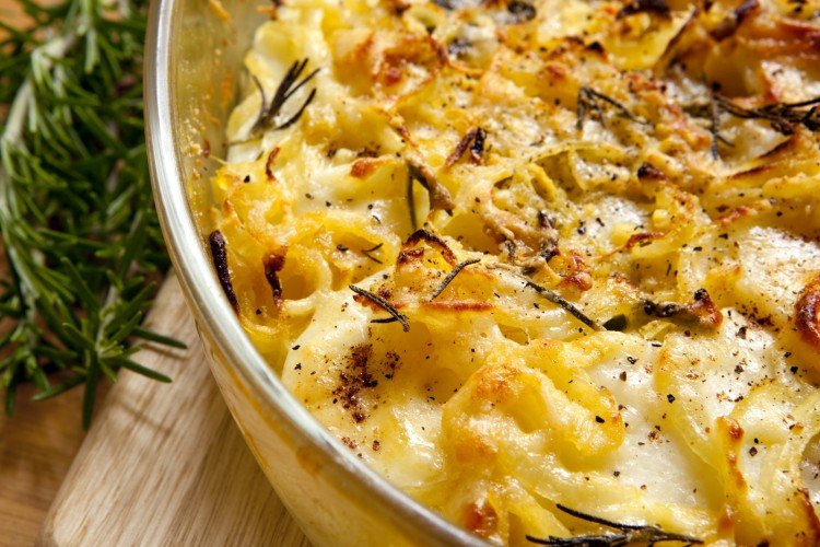 Gratinado de patatas, cebolla y parmesano