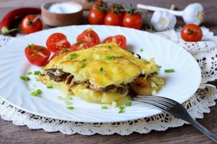 Gratinado de patatas, ternera y champiñones