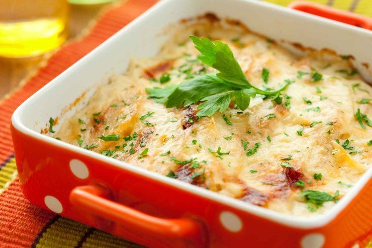 Gratinado de patatas con cerdo y queso fundido