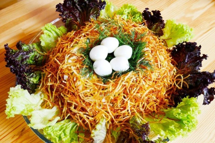 Salat „Auerhahn-Nest“ mit Rindfleisch, Kohl und Apfel