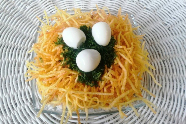 Salat „Auerhahn-Nest“ mit Rindfleisch und Nüssen