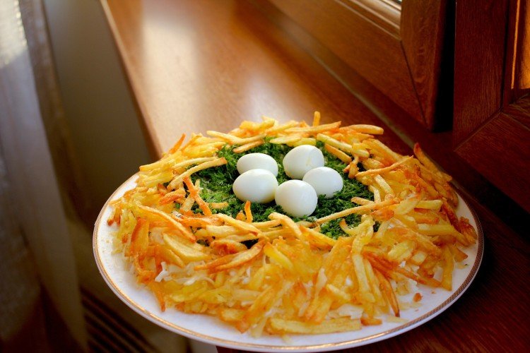 Salat „Auerhahn-Nest“ mit Pute und Hartkäse