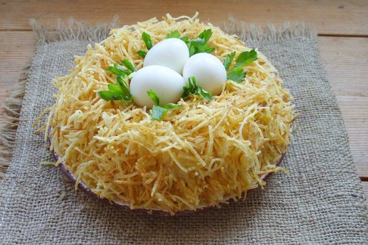 Salat „Auerhahn-Nest“ mit gebratenem Rindfleisch, Nüssen und eingelegten Gurken