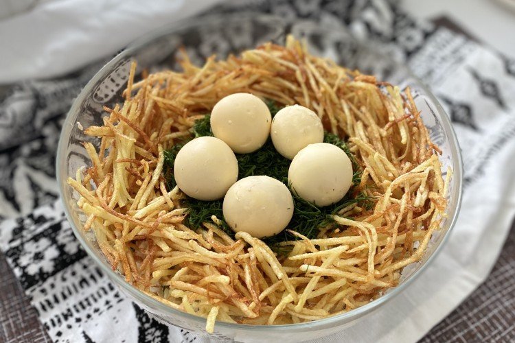 Salat „Auerhahn-Nest“ mit Hähnchen und Karotten