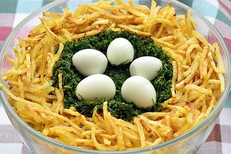 Salat „Auerhahn-Nest“ mit Pute und koreanischen Karotten