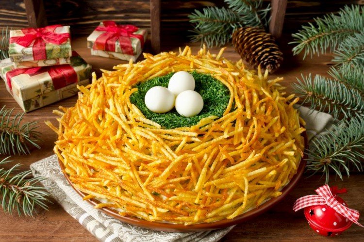 Salat „Auerhahn-Nest“ mit Wurst und Käse