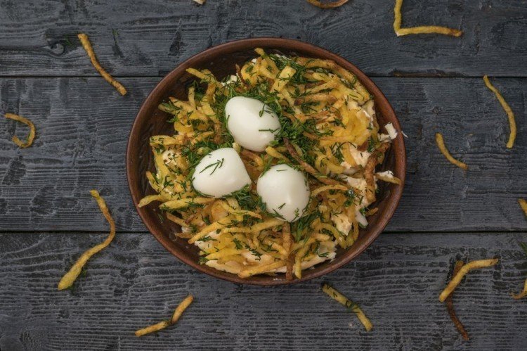 Salat „Auerhahn-Nest“ mit Hühnerherzen