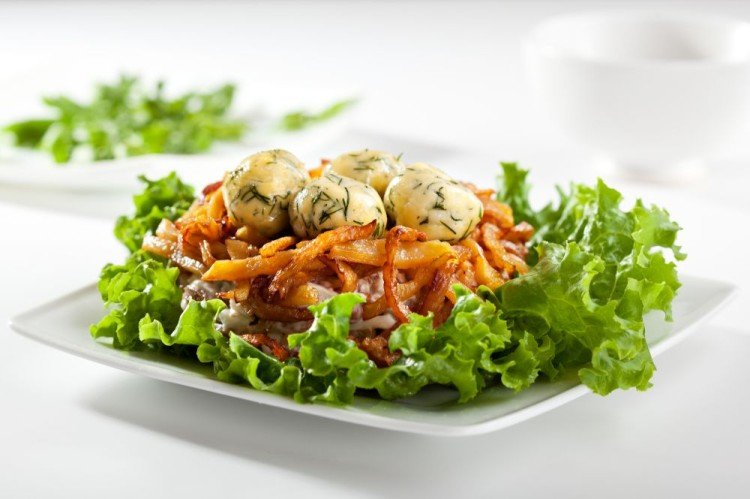 Salat „Auerhahn-Nest“ mit Hähnchen, Chips und Käsebällchen