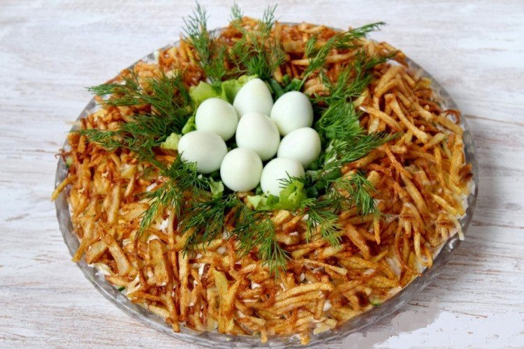 Salat „Auerhahn-Nest“ mit eingelegten Champignons