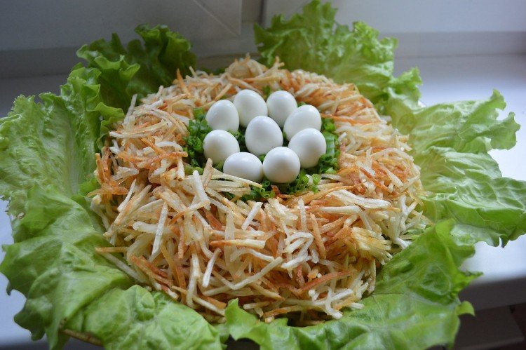 Salat „Auerhahn-Nest“ mit Rindfleisch und marinierten Zwiebeln