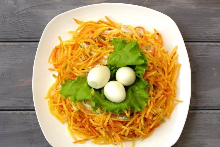 Salat „Auerhahn-Nest“ mit geräuchertem Hähnchen und gebratenen Pilzen