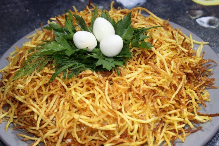 Salat „Auerhahn-Nest“ mit Schinken und eingelegten Gurken