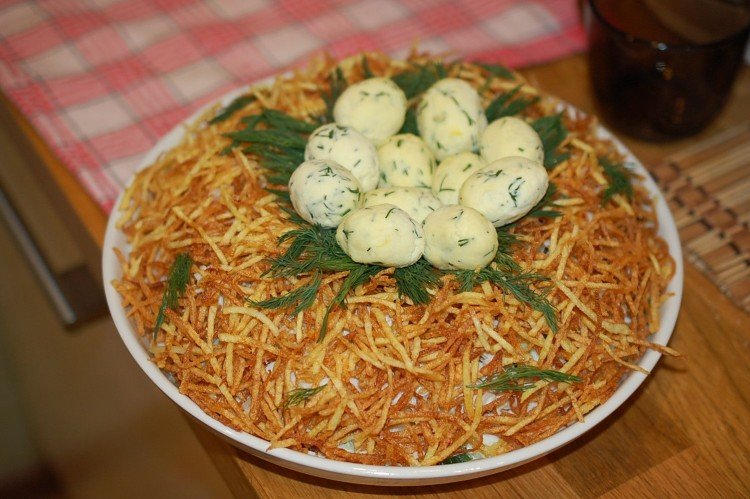 Salat „Auerhahn-Nest“ mit Hähnchen und Käsebällchen