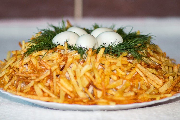 Salat „Auerhahn-Nest“ mit Rindfleisch und eingelegten Pilzen