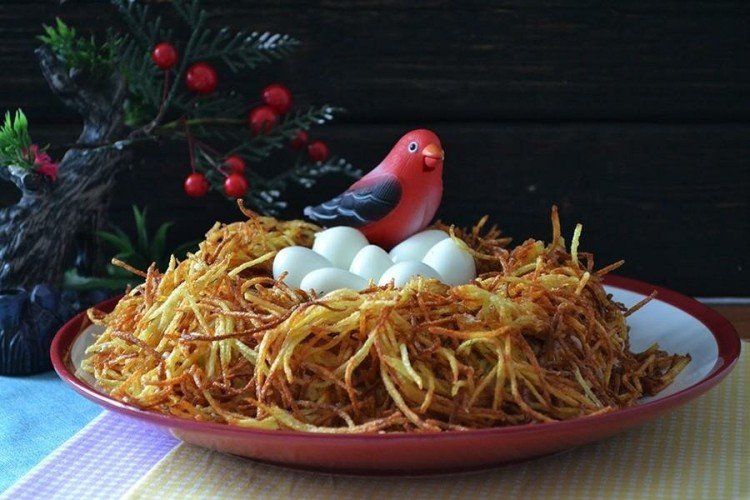 Salat „Auerhahn-Nest“ mit Pute und Schmelzkäse