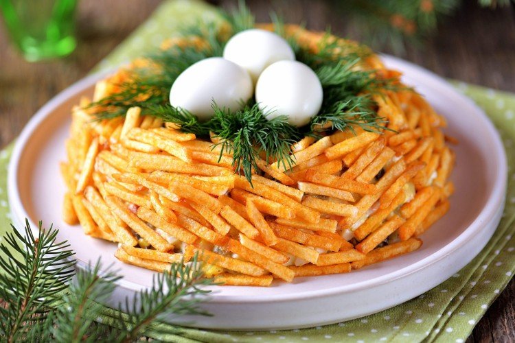 Salat „Auerhahn-Nest“ mit Ananas und Hähnchen