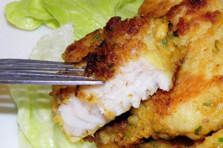 Abadejo en rebozado de crema agria con hierbas y ajo