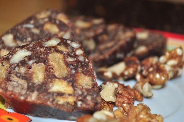 Salchicha de chocolate con nueces y ron