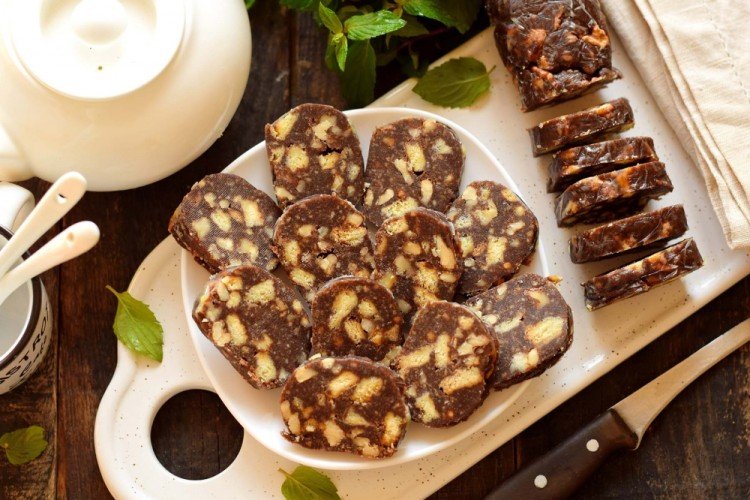 Salchicha de chocolate con crema, nueces y canela