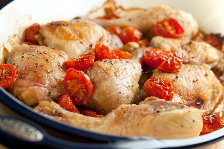 Жареные куриные ножки с луком и помидорами