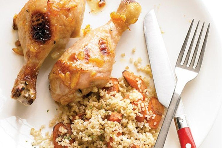 Жареные куриные ножки с булгуром и овощами