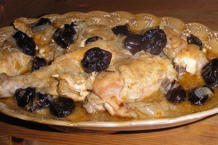 Куриные ножки, тушенные с черносливом и сметаной на сковороде