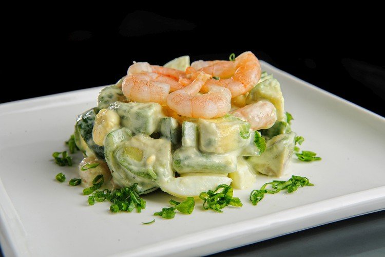 Salad with Shrimp, Apples, and Avocado