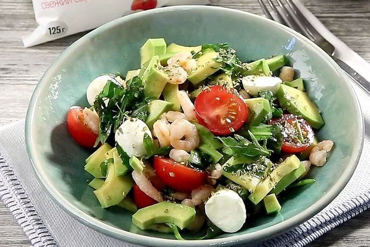 Salad with Shrimp, Tomatoes, Mozzarella, and Avocado