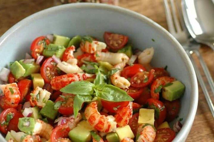 Vegetable Salad with Avocado and Fried Shrimp