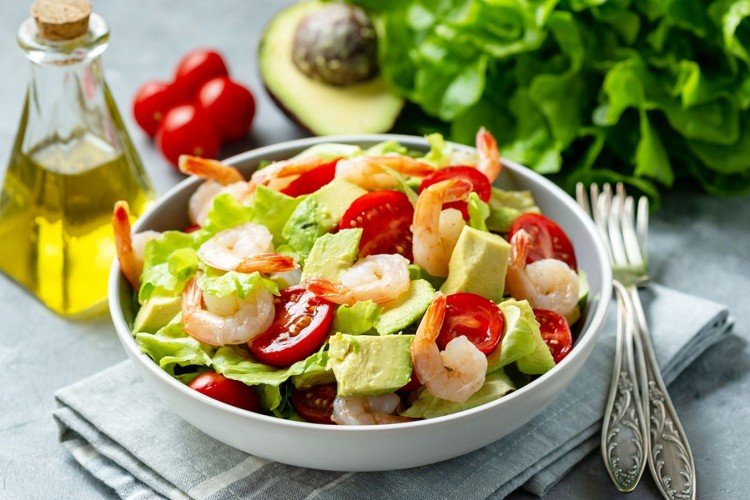 Fresh Salad with Avocado, Shrimp, and Tomatoes