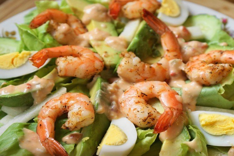 Salad with Avocado, Shrimp, and Quail Eggs
