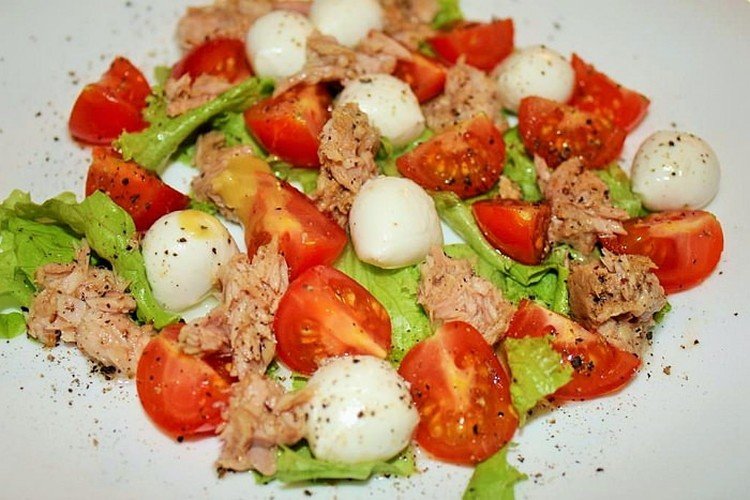 Tuna, Tomato, and Mozzarella Salad