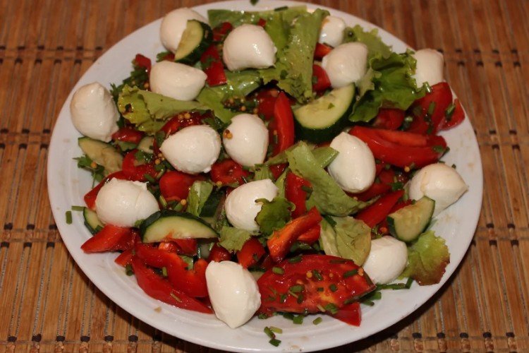Mozzarella, Tomato, and Pesto Sauce Salad