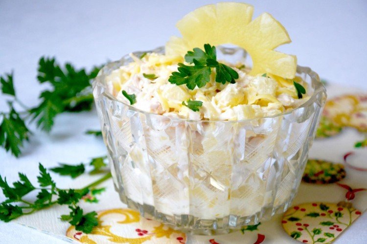 Ensalada con pollo ahumado, champiñones marinados y piña
