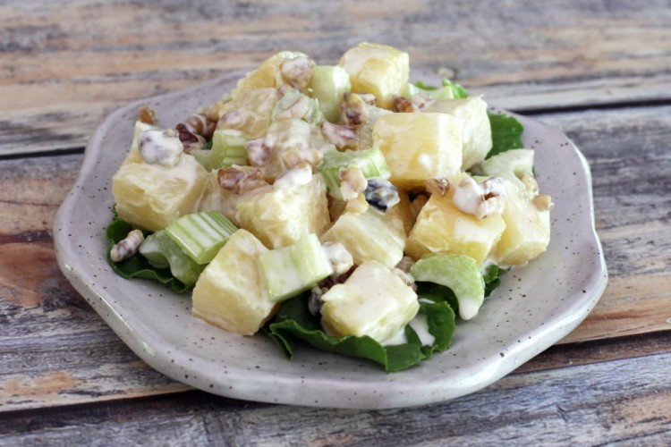 Ensalada con piña, apio y pollo ahumado