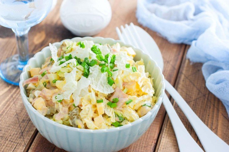 Ensalada con pollo ahumado, huevos, pepinillos y piña