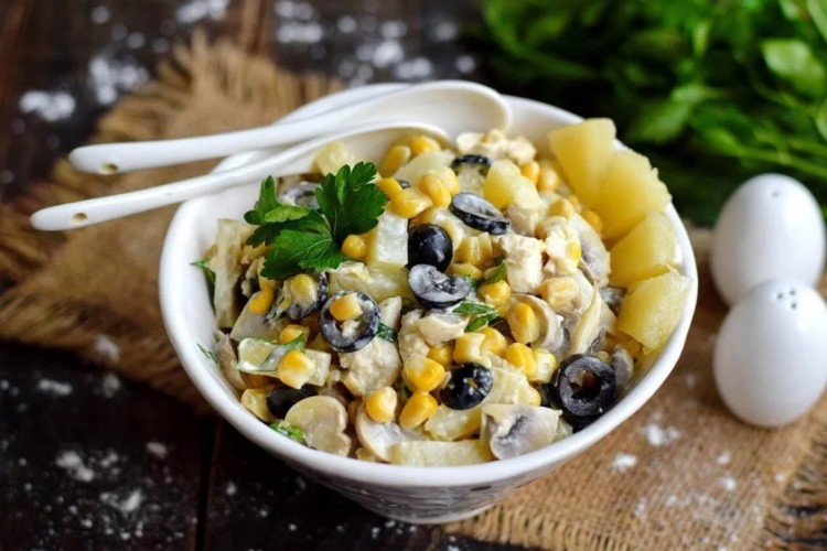 Ensalada con champiñones, pollo ahumado, piña y aceitunas