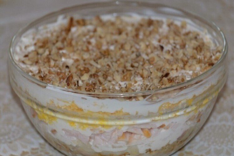 Ensalada por capas con queso fundido, pollo ahumado y piña