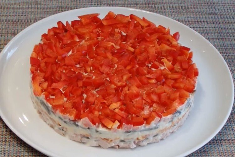 Ensalada con pollo ahumado, piña y pimiento morrón