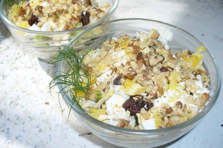 Ensalada con pollo ahumado, piña y ciruelas pasas