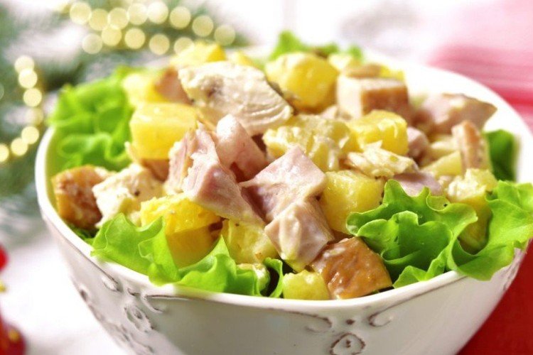 Ensalada con pollo ahumado, piña, huevo y mayonesa