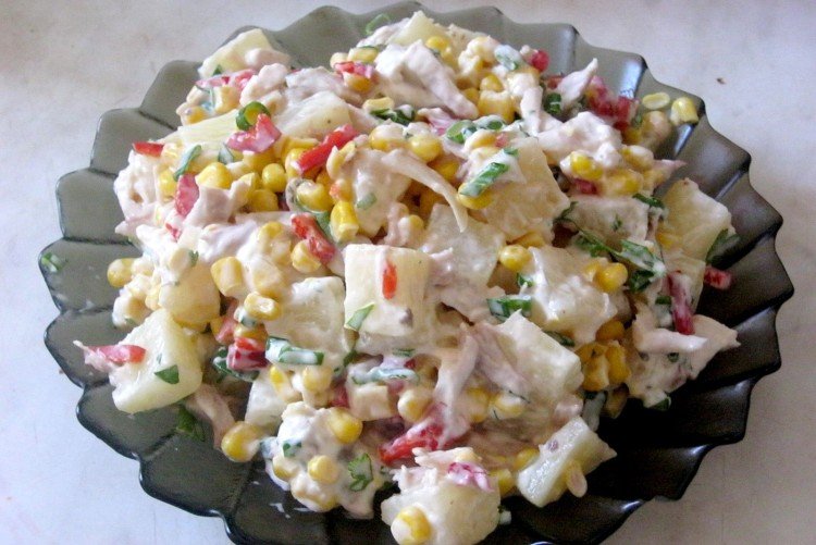 Ensalada con pollo ahumado, piña, manzana y aceitunas