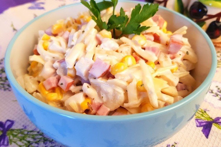 Ensalada sencilla con pollo ahumado, piña y maíz