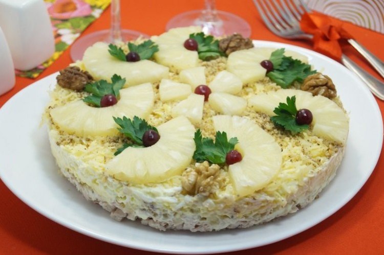 Ensalada por capas con pollo ahumado, champiñones fritos y piña