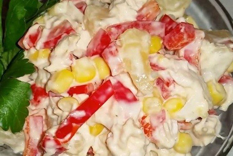 Ensalada con piña, pollo ahumado y tomates