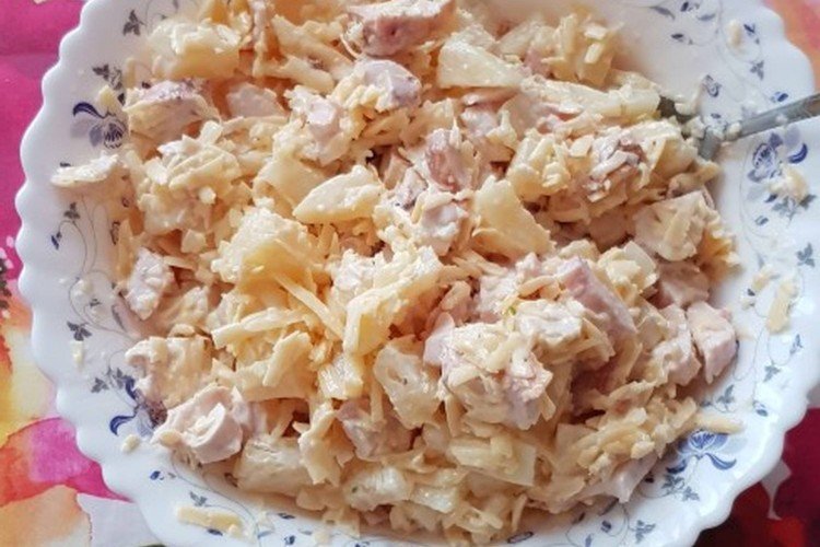 Ensalada con pollo ahumado, piña y parmesano